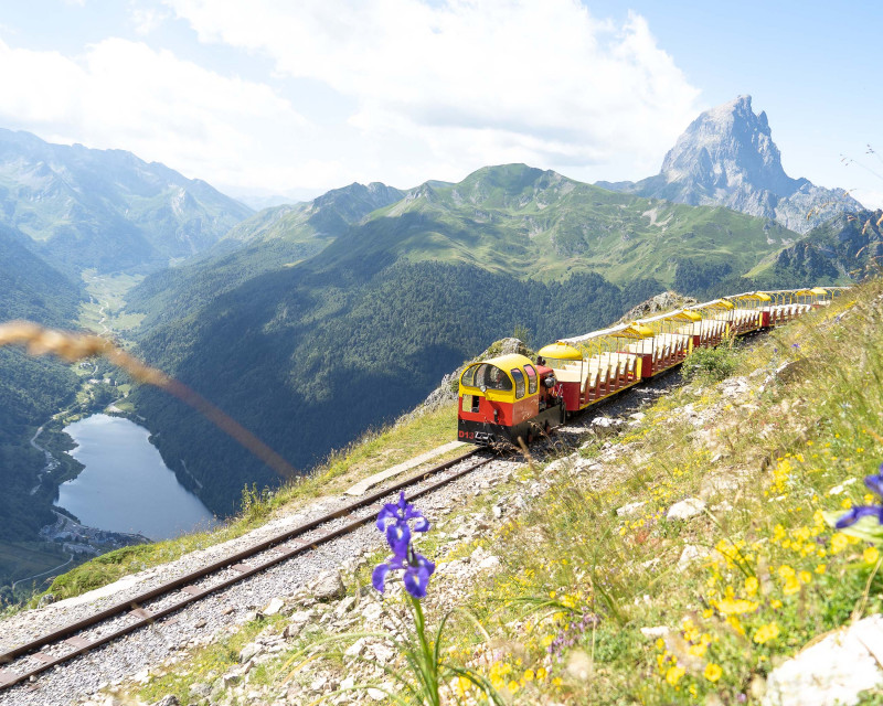 Train d'Artouste avec vue sur le lac de Fabrèges et le Pic du Midi d'Ossau
