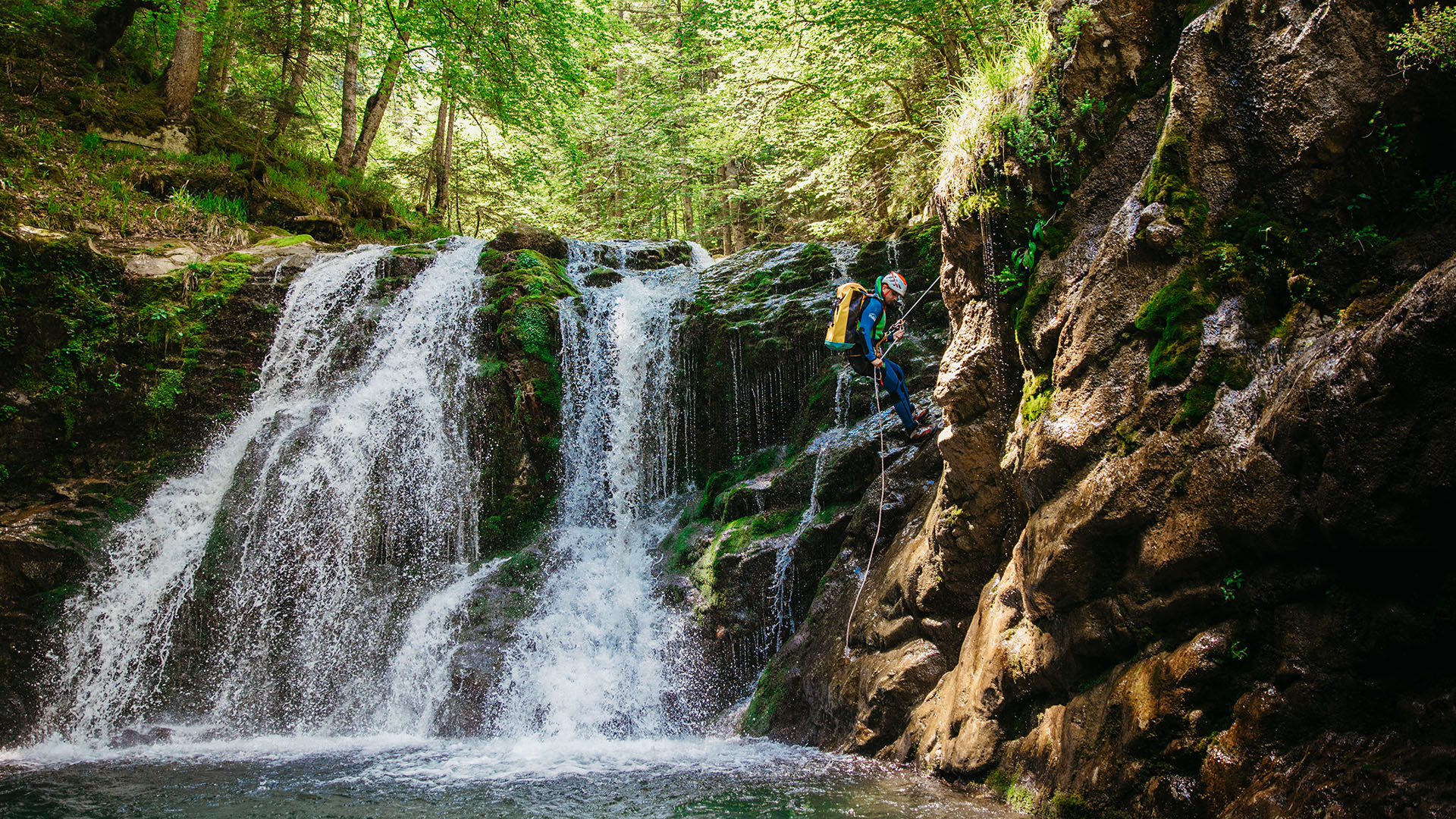 Abseiling during a canyoning trip in the Ossau Valley ©Florian Monot