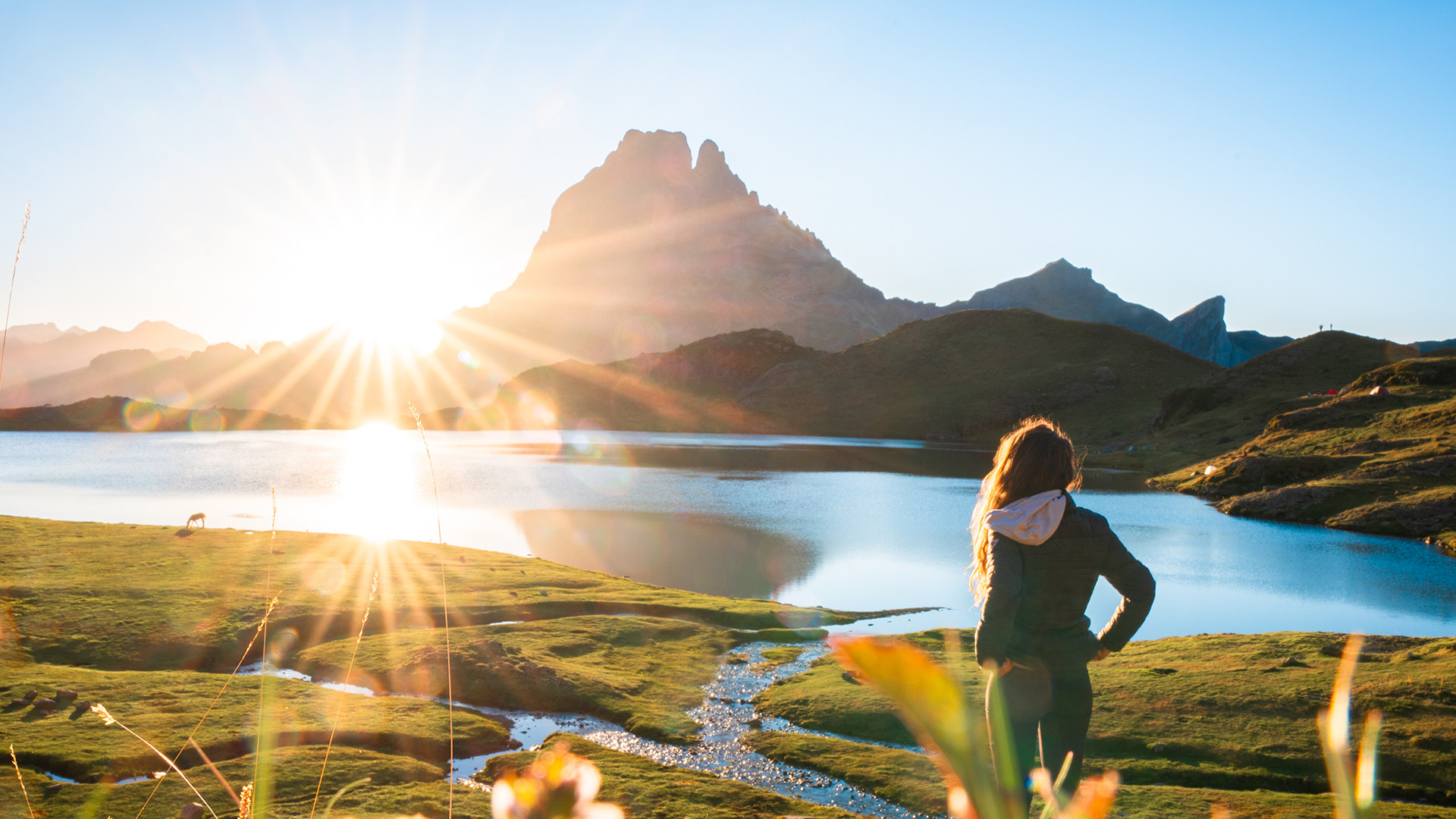 Sunrise at the Ayous lakes facing the Pic du Midi d'Ossau ©Entre2Pôles