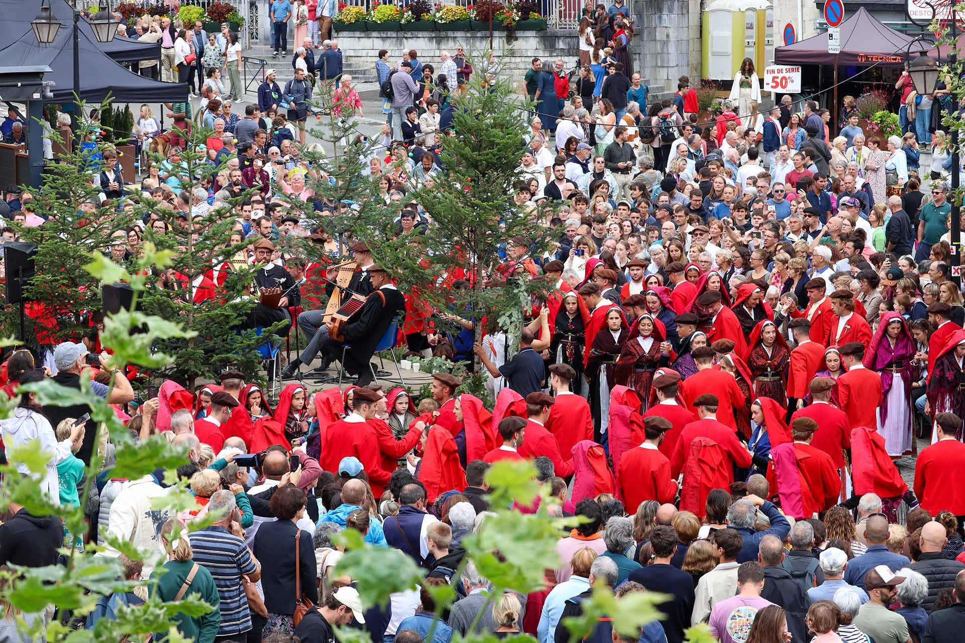 Baile durante las fiestas tradicionales de Laruns - &copy; OTVO