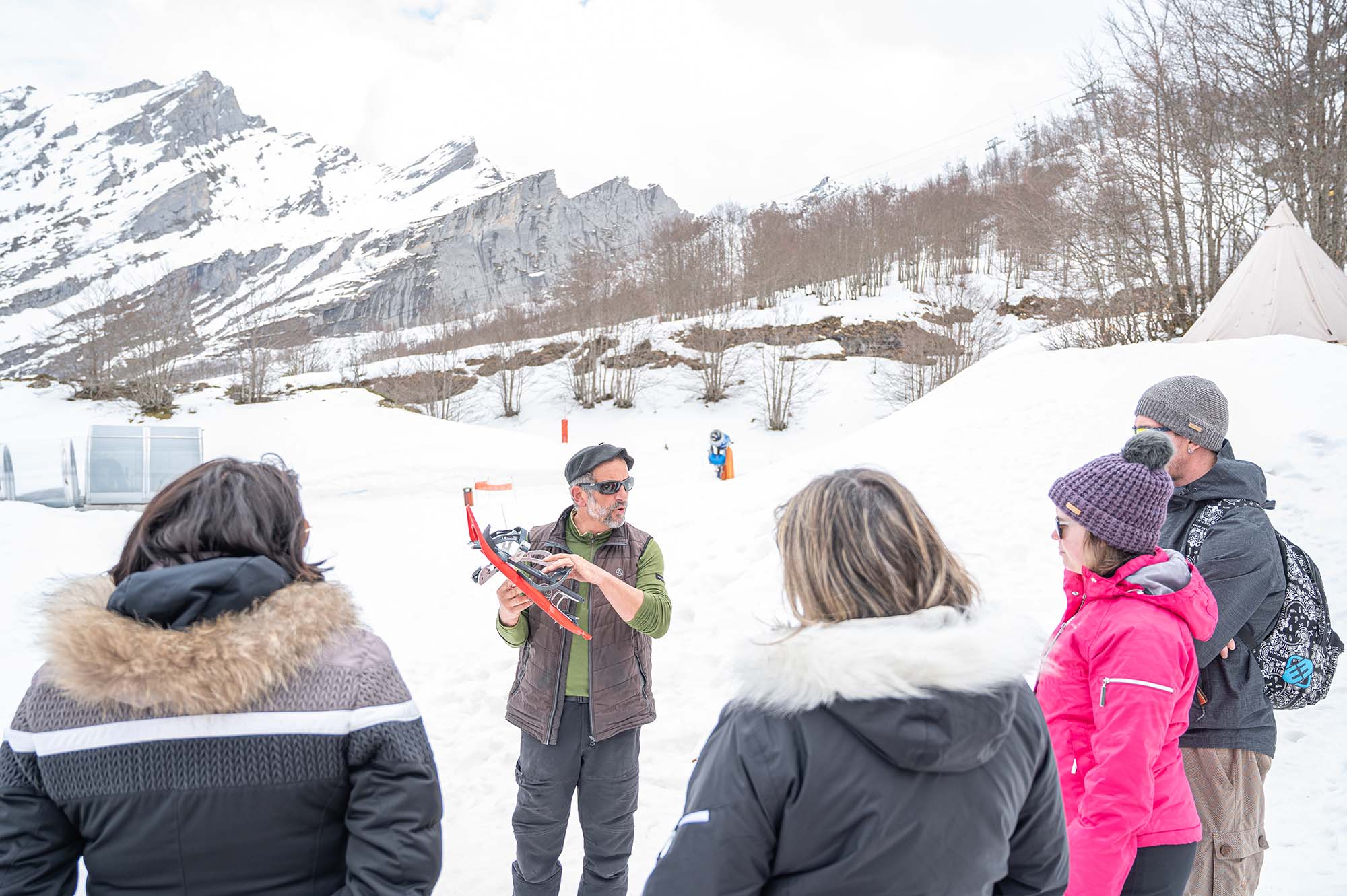 Guided snowshoe walk in Gourette - © Guillaume Payen Guided snowshoe walk in Gourette - © Guillaume Payen
