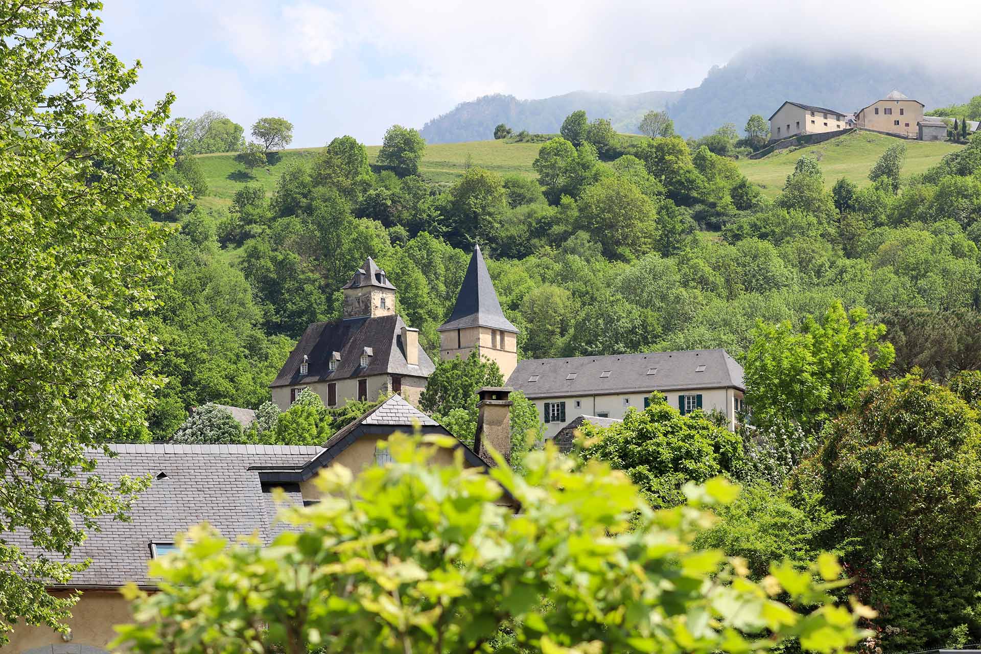 Castillo e iglesia de Béost - &copy; OTVO