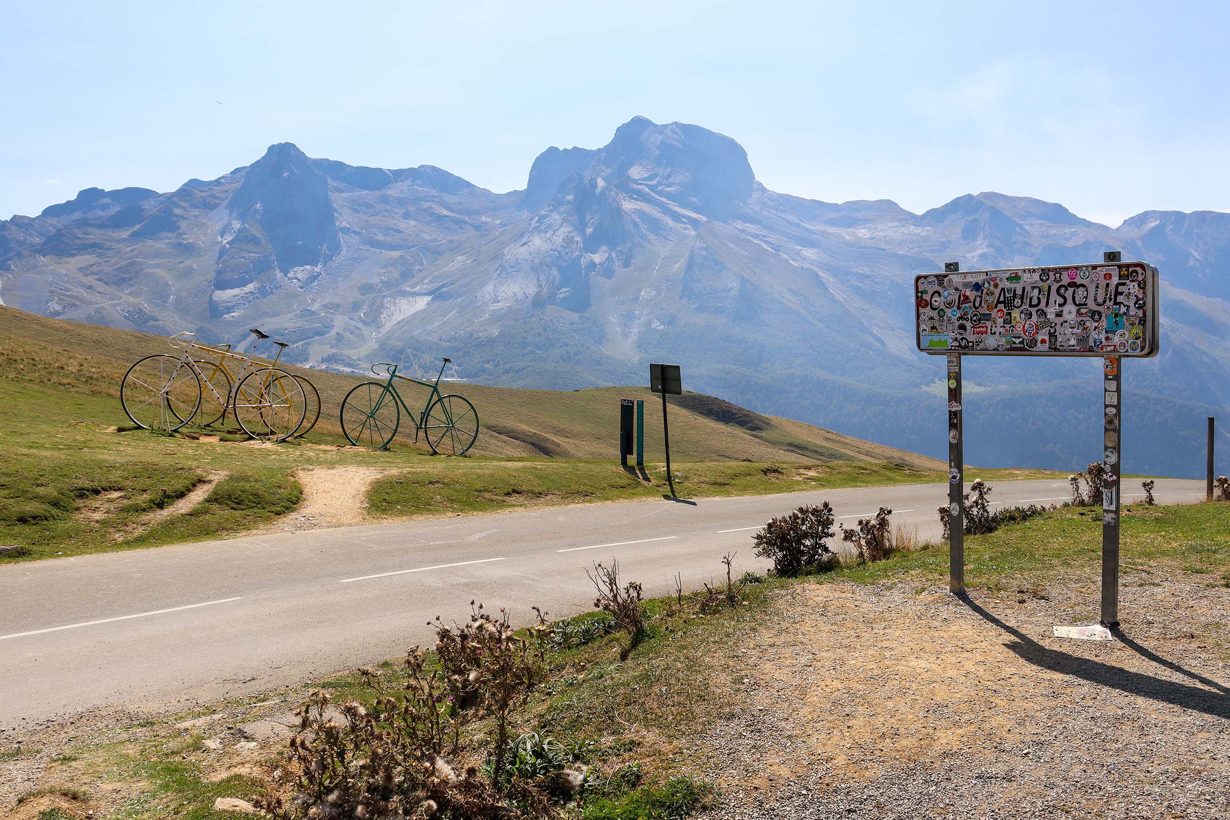 Col d'Aubisque avec les emblématiques grands vélo et sommets en toile de fond - &copy; OTVO