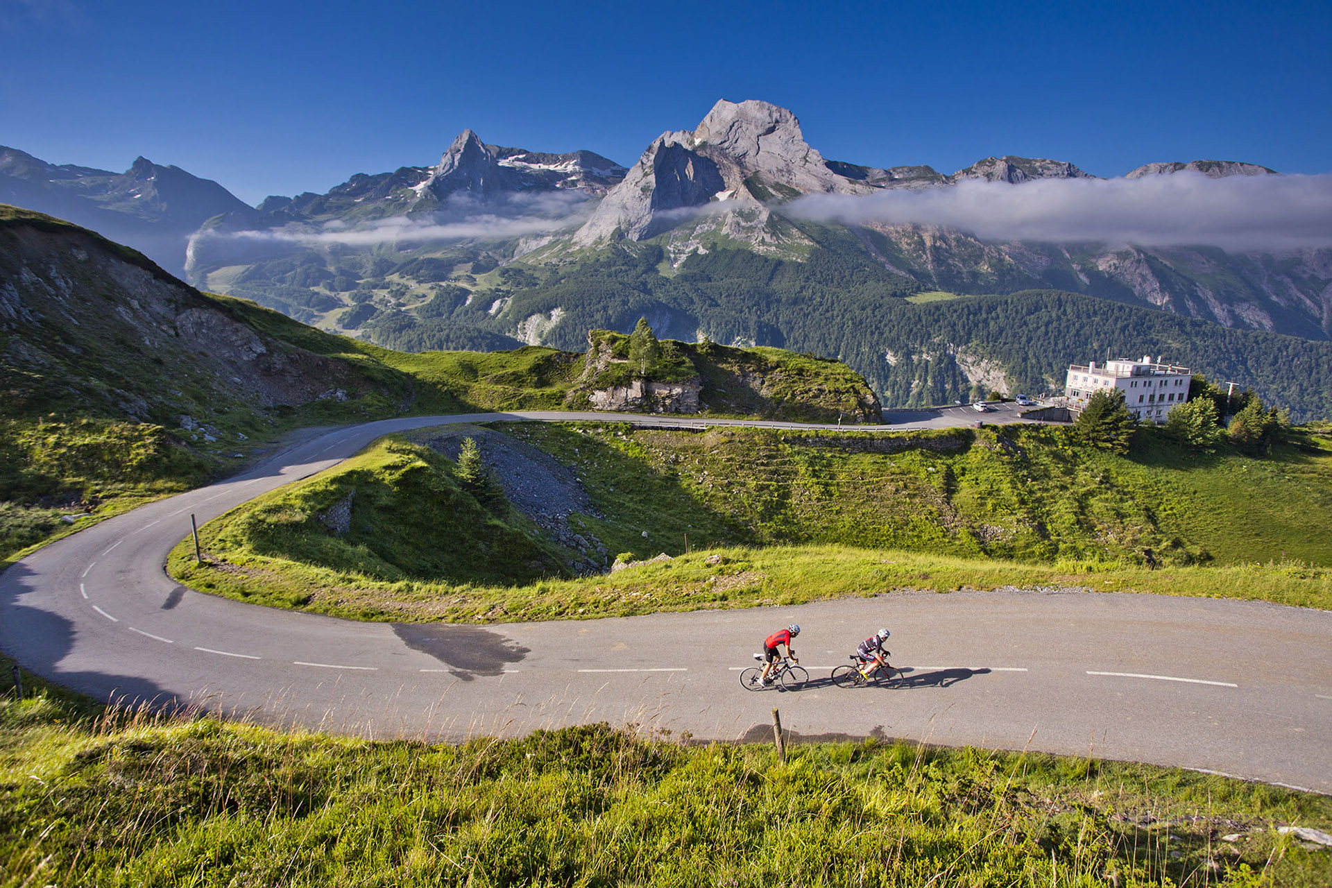 cyclotouristes-au-col-d-aubisque-001-cdt64-ziklo-25004