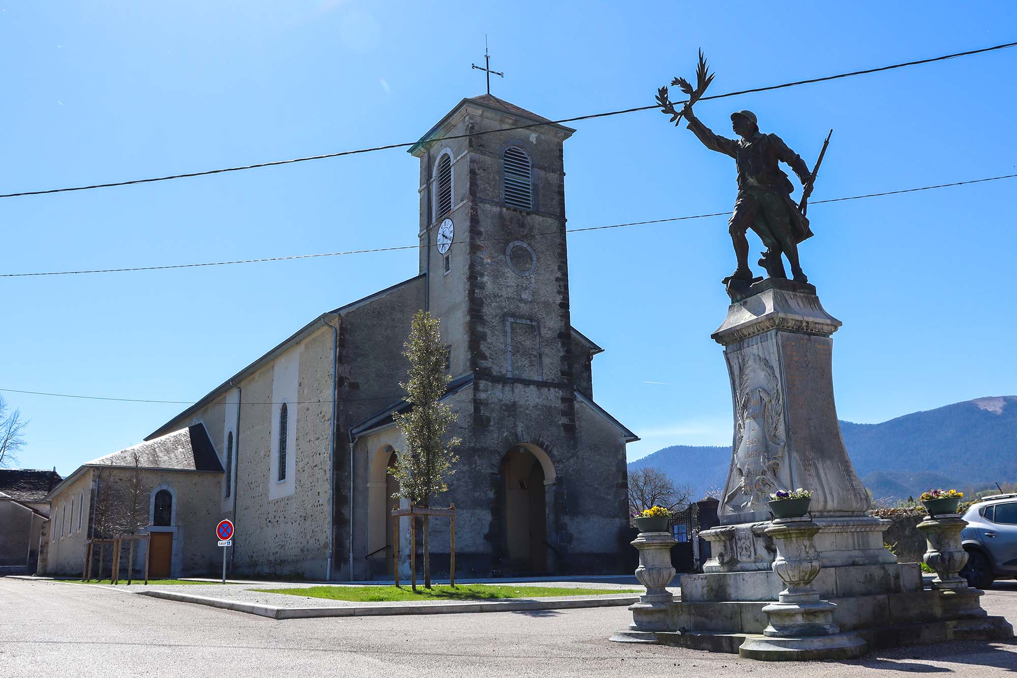 Iglesia y monumento a los caídos de Buzy - &copy; OTVO