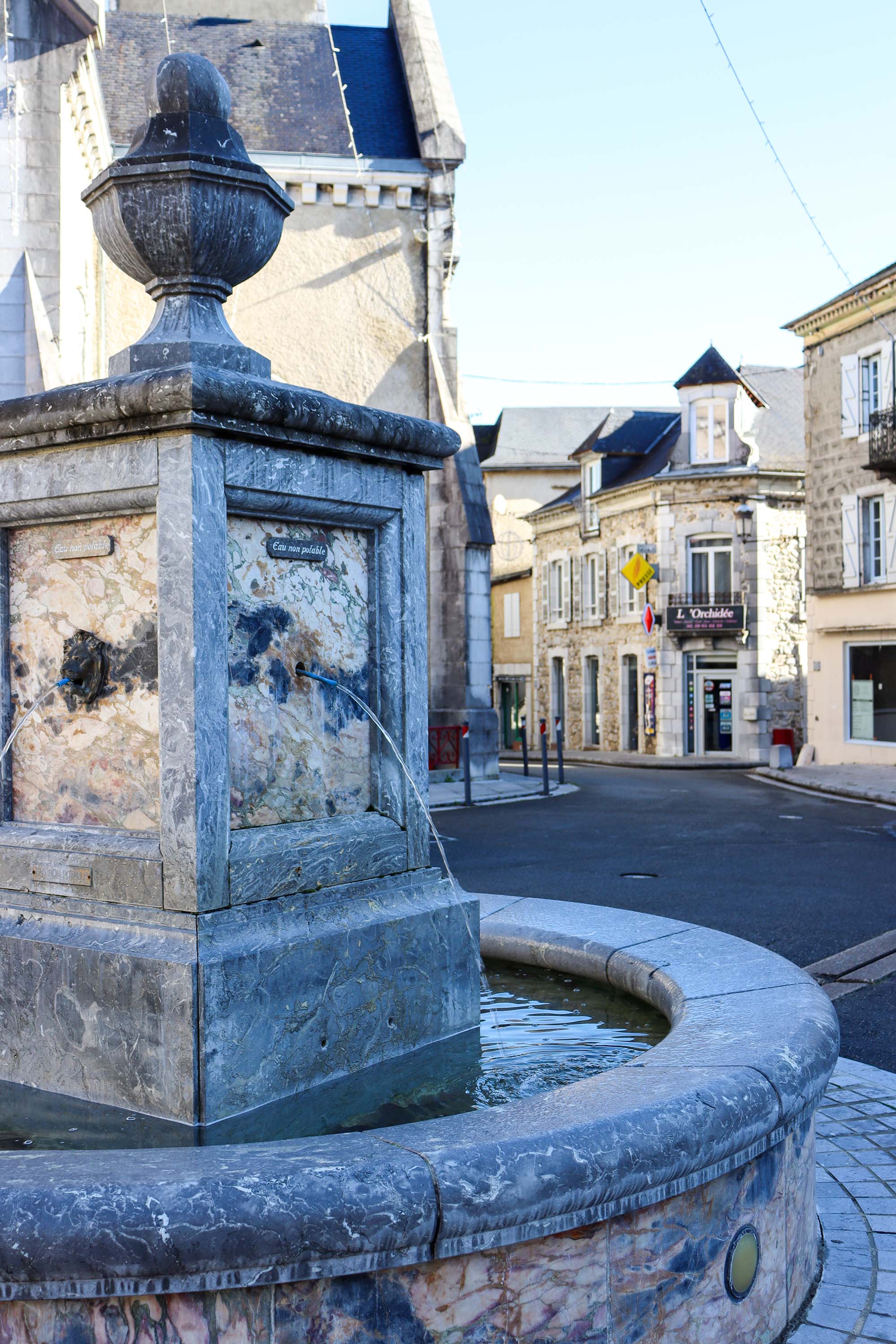 Fontaine de la Place d'Arudy - © otvo