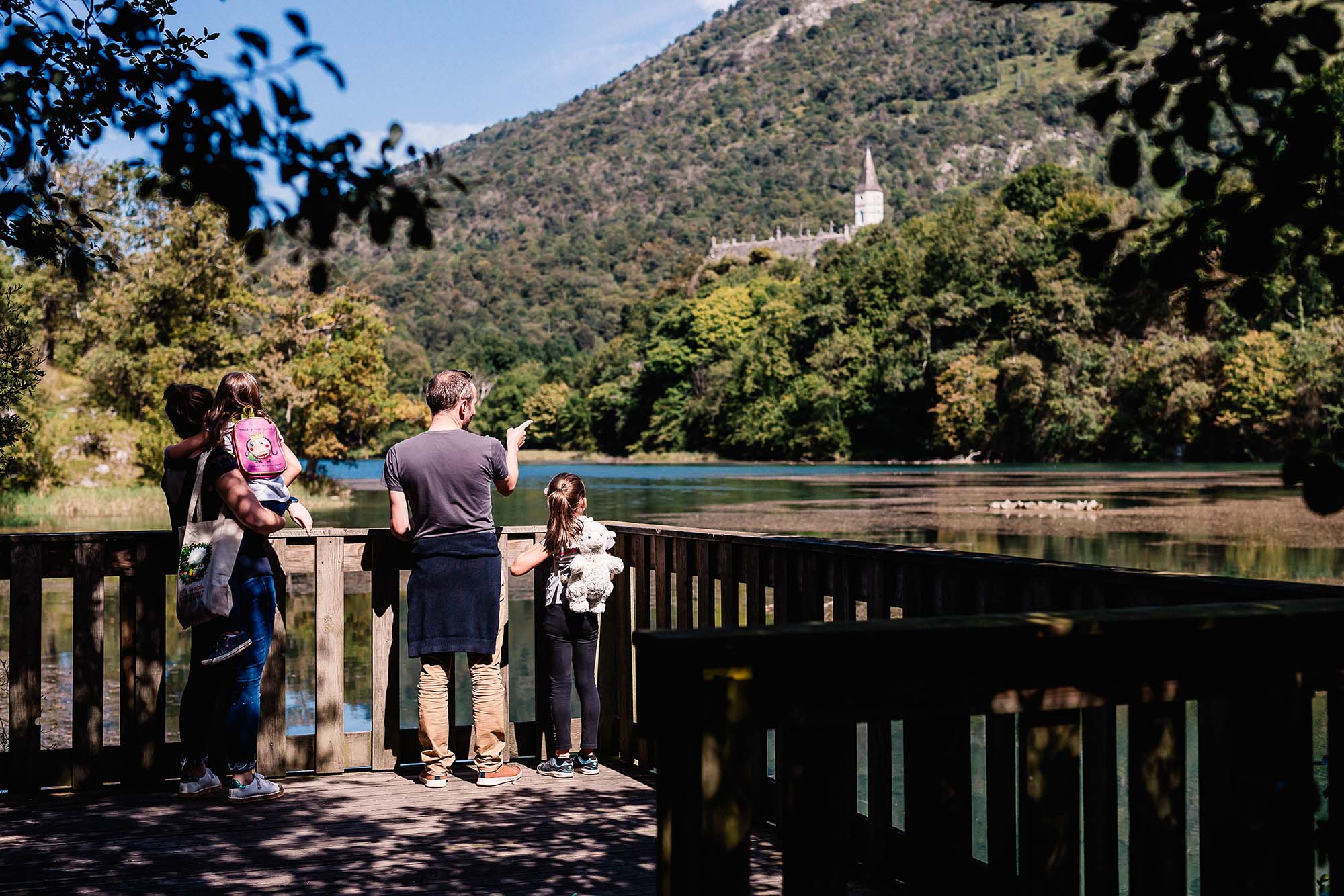 A family stroll along the jetty at Castet Lake - &copy; Sylvain Gardères