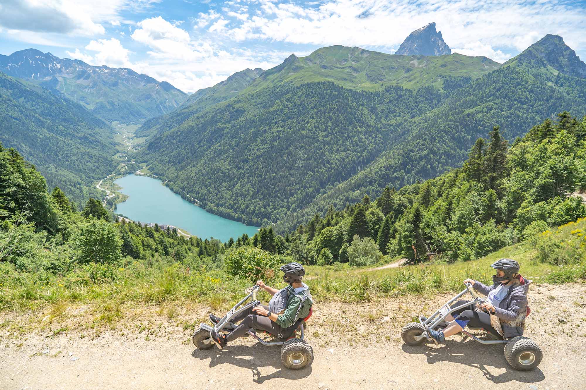 Mountain kart en Artouste con vistas al lago de Fabrèges y al Pic du Midi d'Ossau - &copy; Régie d'Artouste