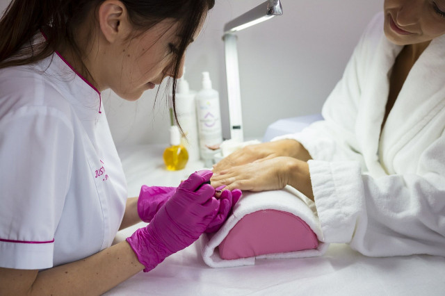 1440beautician-5529805_1280