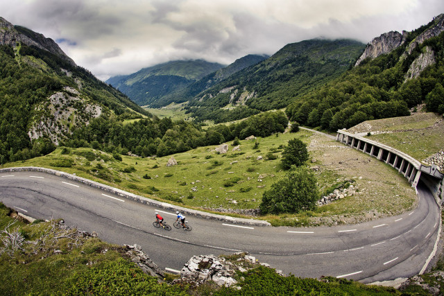 Cyclotouristes-Pourtalet2©CDT64-Ziklo