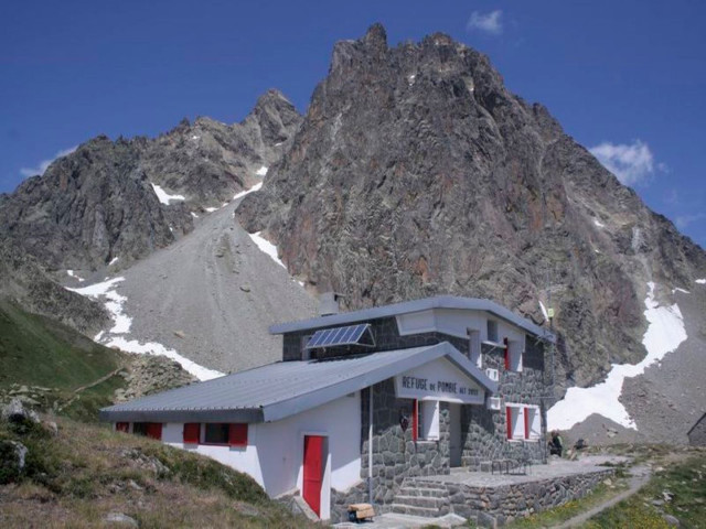 Refuge-de-Pombie-vue-exterieure-1