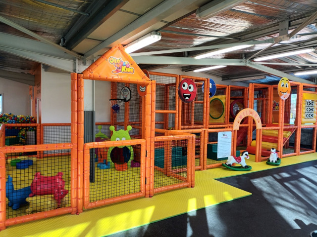 Vue de l'aire de jeux à l'intérieur d'Olo'Kids Oloron