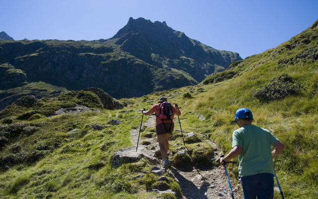 sentier vers cabane berger et lac d'anglas