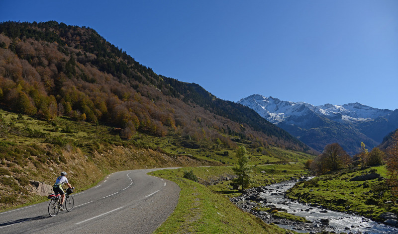 Cycliste-Vers-Col-Pourtalet©CDT64-P.Gaillard