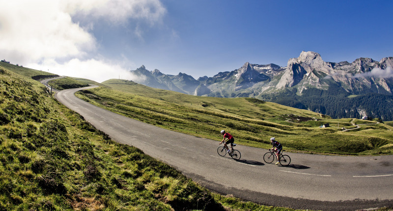 Cyclotouristes-au-col-d-Aubisque-004©CDT64-Ziklo