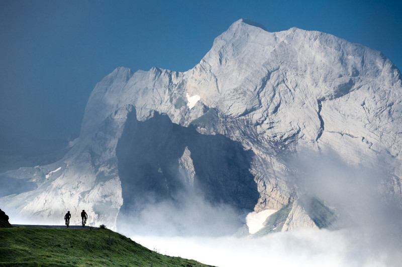 Cyclotouristes-au-col-d-Aubisque-005-©CDT64-Ziklo