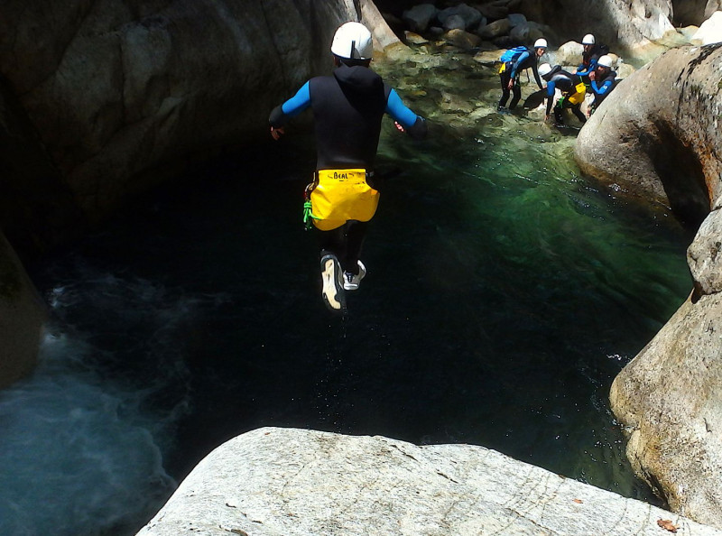 Ossaudeleau jump dans le canyon du Soussouéou