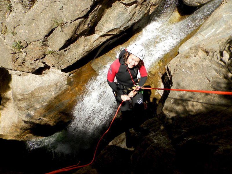 Ossaudeleau rappel sur corde dans le canyon du Gorgol en valle de Tena