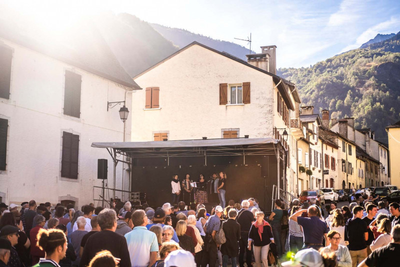 Chant sur la scène de la Foire au fromage de Laruns 