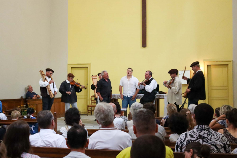Chants dans l'église d'Aas pendant les fêtes 
