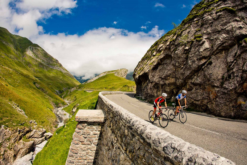 Cycliste sur la route du Col du Pourtalet 