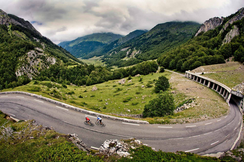 Cycliste sur la route du Col du Pourtalet 