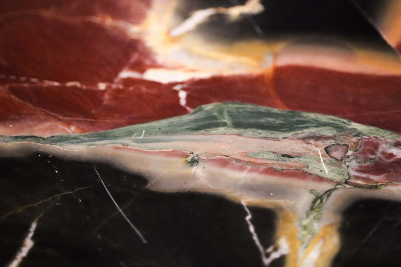 Détail du marbre de la brèche du Bénou