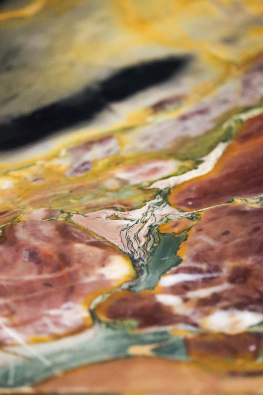 Détail du marbre de la brèche du Bénou