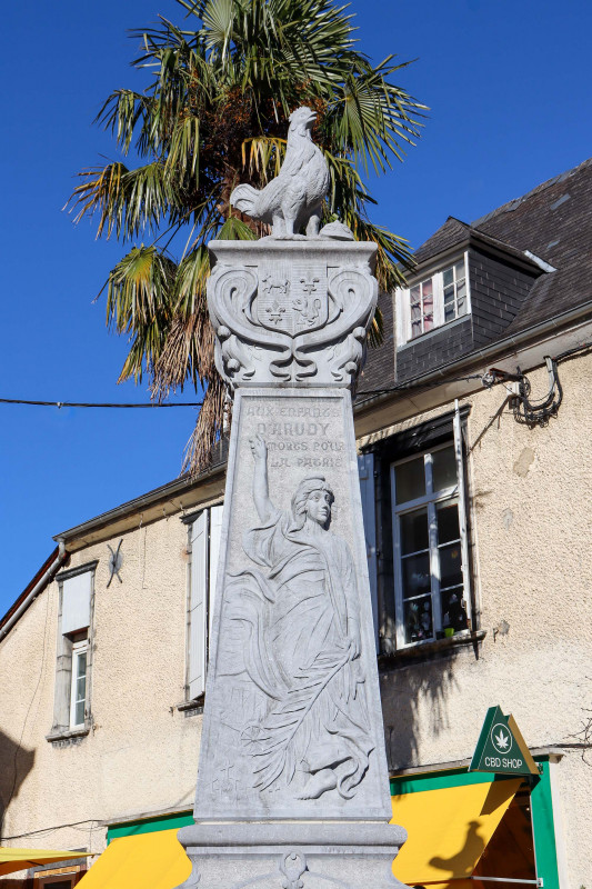 Monument aux morts d'Arudy avec un coq et Marianne
