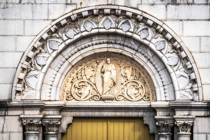 Porche de l'église d'Arudy 