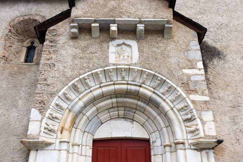 Pórtico de la iglesia de Béost