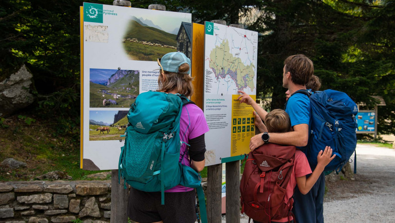 Randonnée massif de l'Ossau avec enfants devant le panneau du Parc national des Pyrénées ©Gaillard Munsch