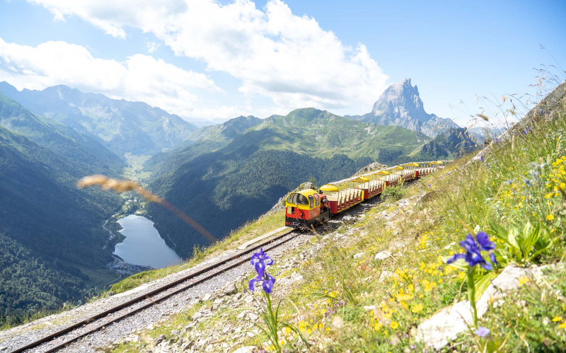 Train d'Artouste avec en toile de fond le lac de Fabrèges et le Pic du Midi d'Ossau
