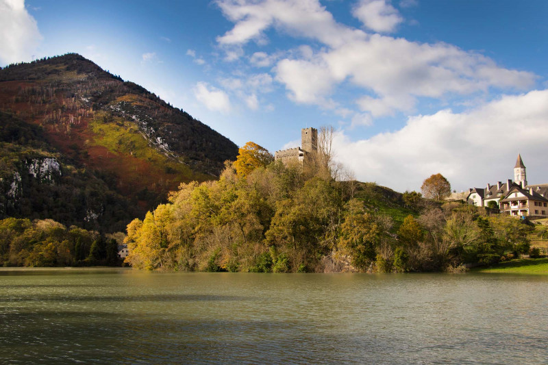 The village of Castet and its lake