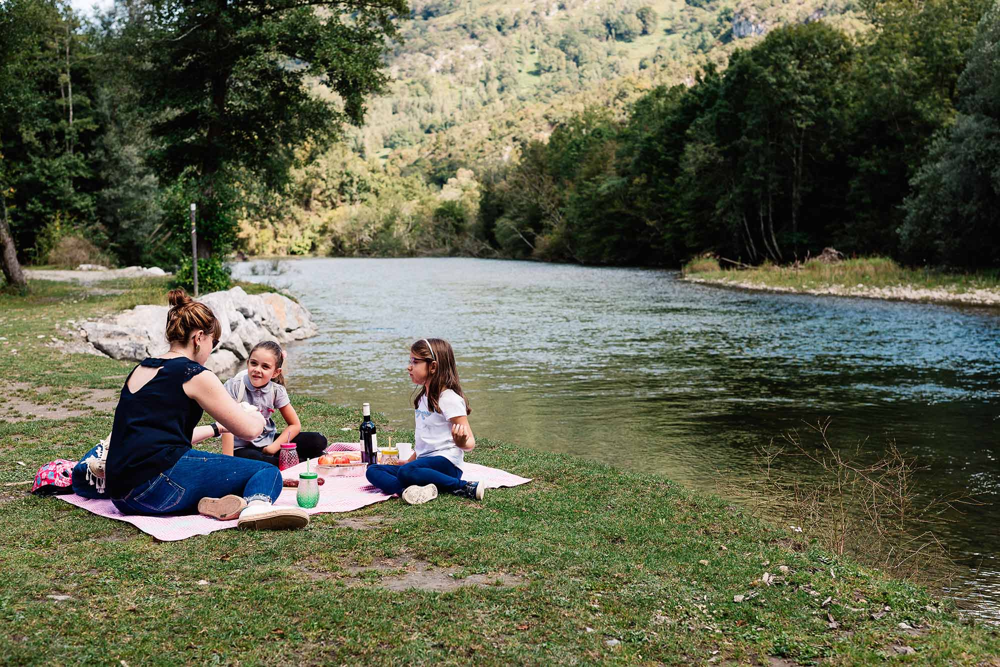 Picnic by Castet Lake  - &copy; Sylvain Gardères