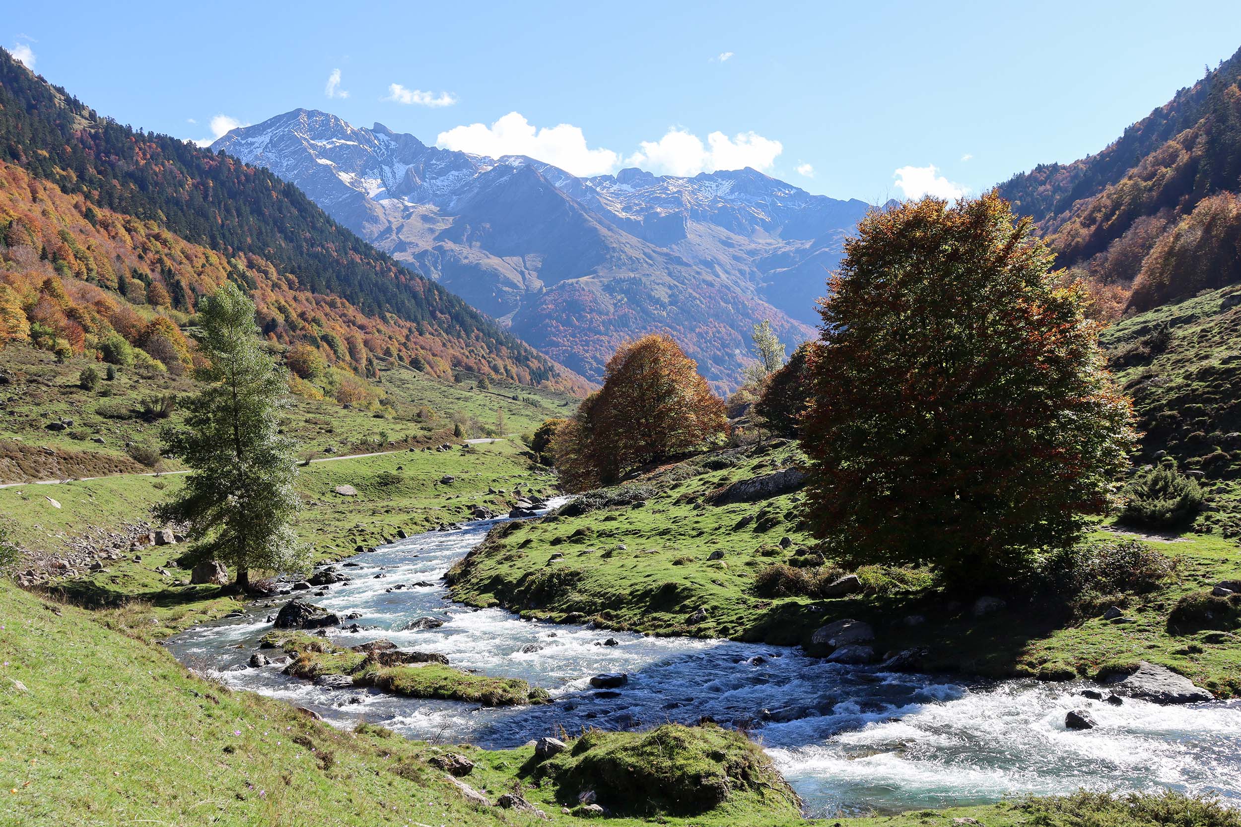 Camps Bridge with the Gave d'Ossau river crossing the plateau, set against the backdrop of the surrounding peaks - &copy; OTVO