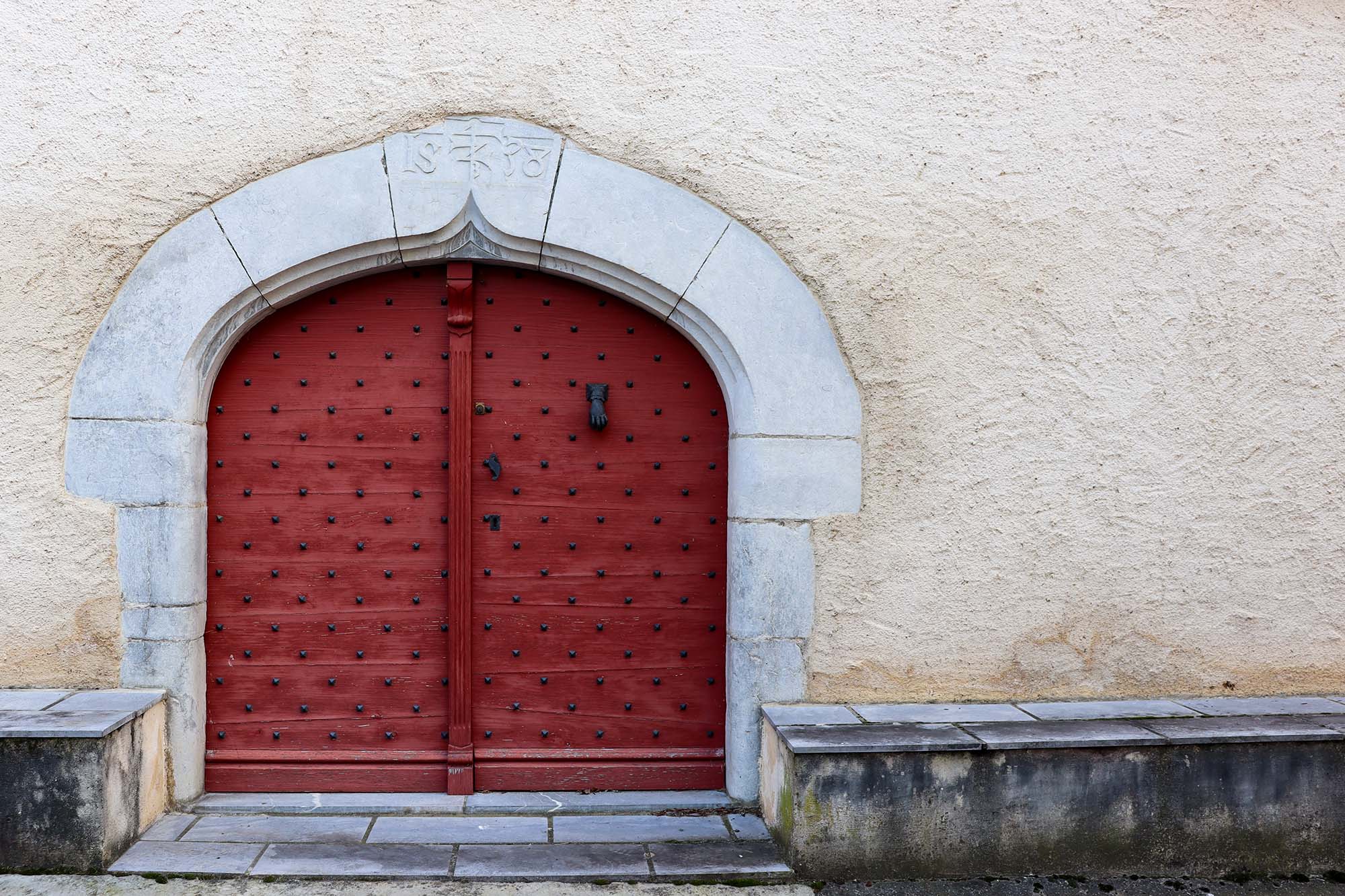 Porte d'une maison à Bielle  - &copy; OTVO