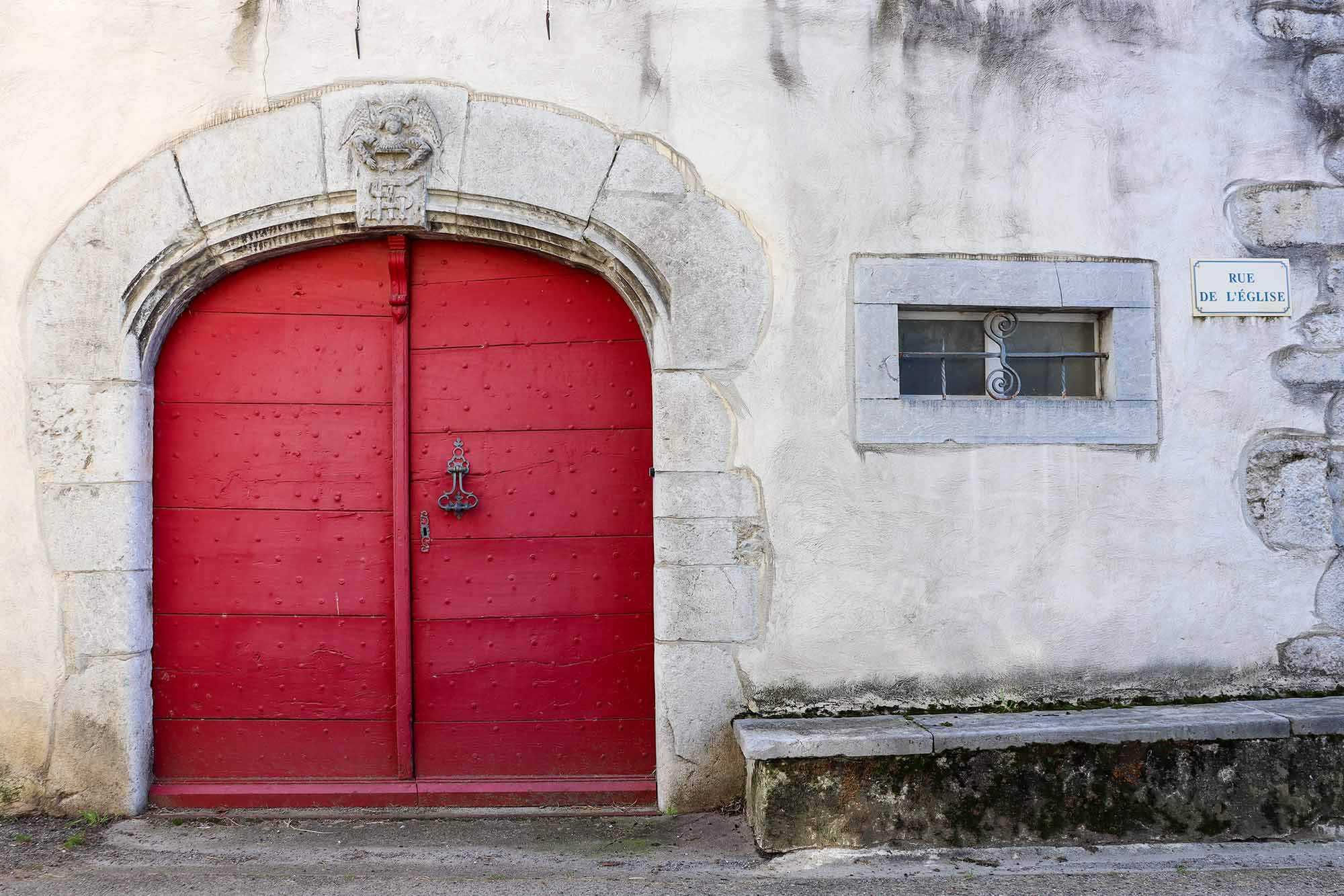 Puerta roja de una casa en Bielle  - &copy; OTVO