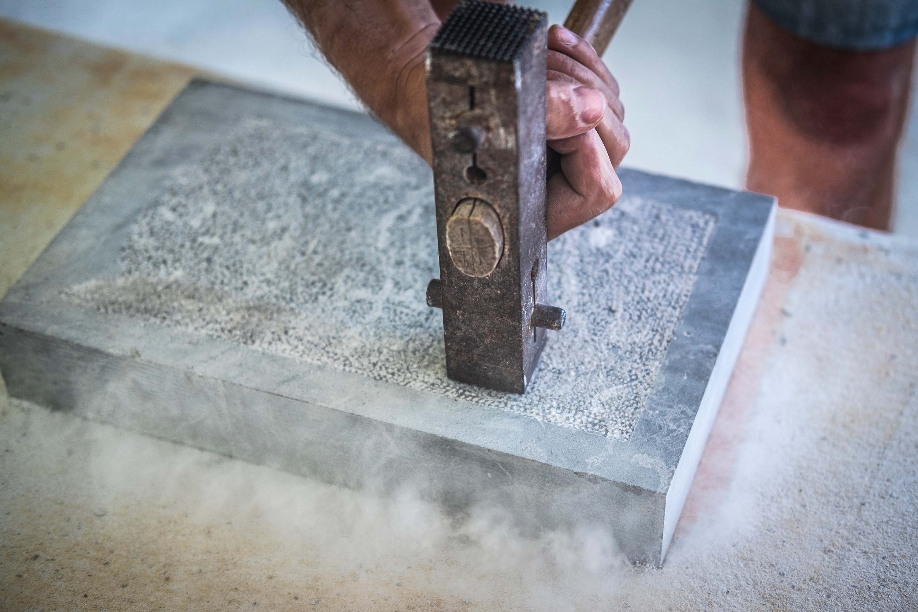 A stonemason from the Moncayola marble workshop in Arudy  - &copy; Adrien Basse-Cathalinat 