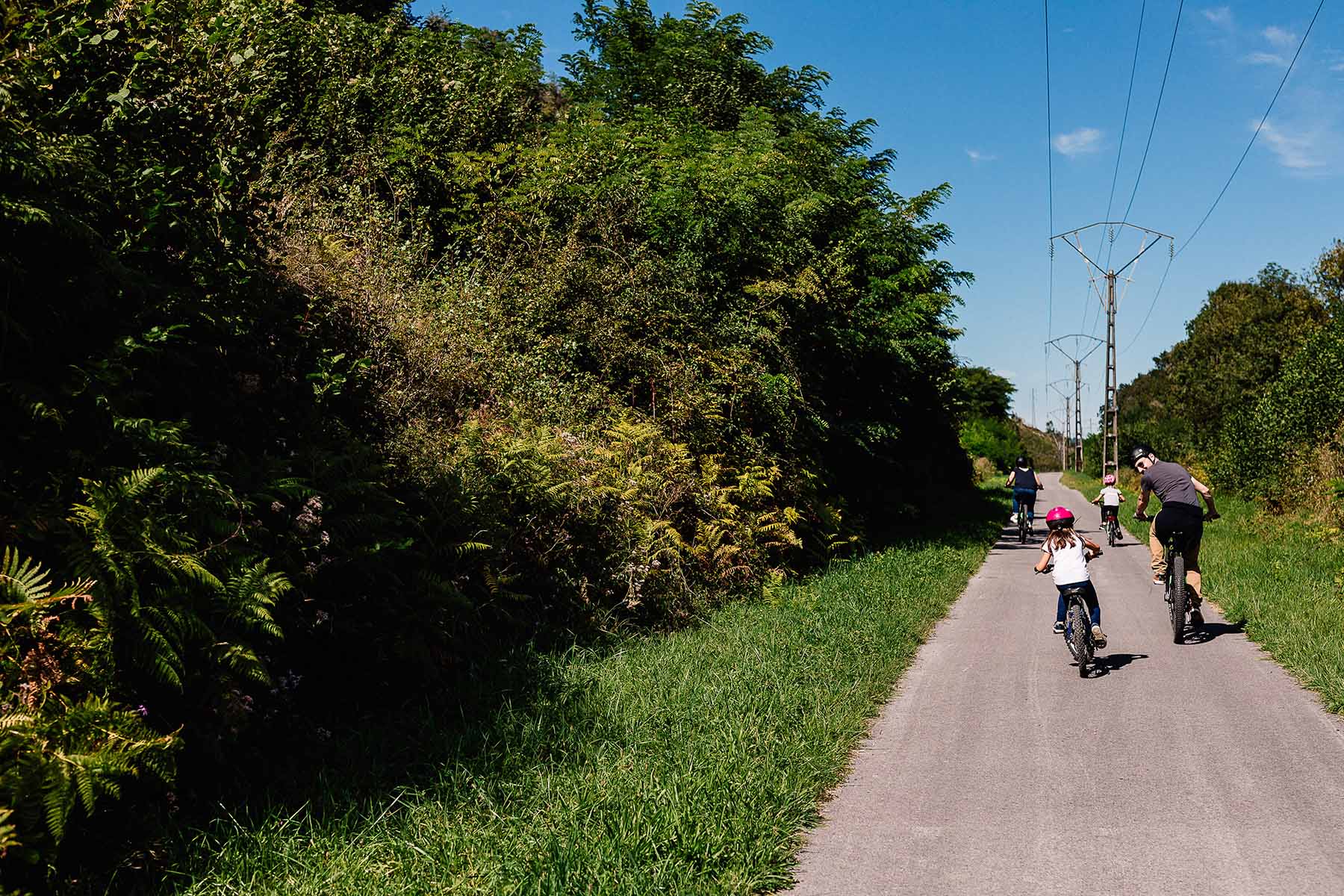 Paseo en bicicleta en familia por la Vía Verde Camin d'Aussau  - &copy; Sylvain Gardères