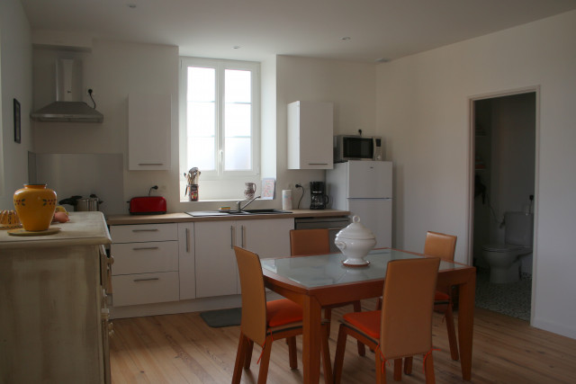  Coin repas et cuisine ouverte / gîte du canal