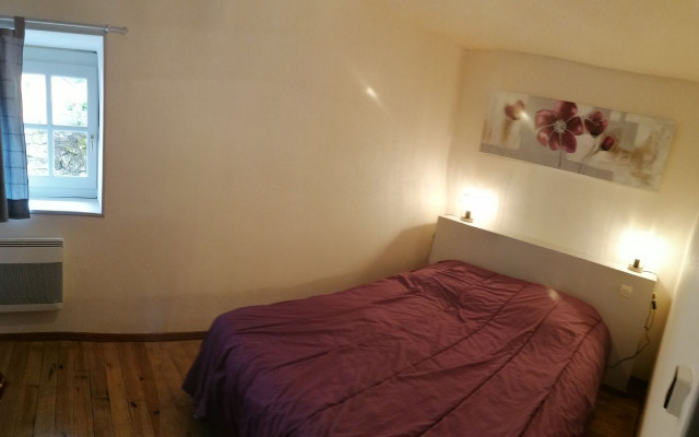 Chambre 1 Lit en 140 et armoire de rangemnt