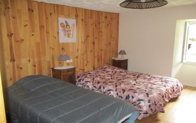 Chambre 2 lit en 140 et lit en 90 avec armoire de rangement