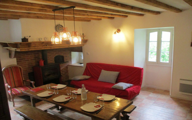 Salon avec poêle à bois