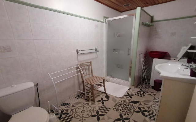 salle d'eau spacieuse, machine à laver