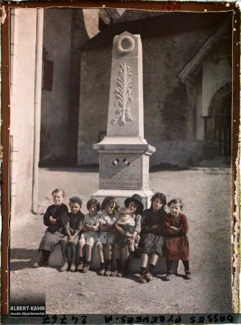 France, Béost, Béost Les enfants du Village devant le Monument élevé en 1919 aux morts de la Guerre