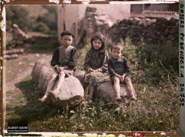 France, Trois enfants du hameau