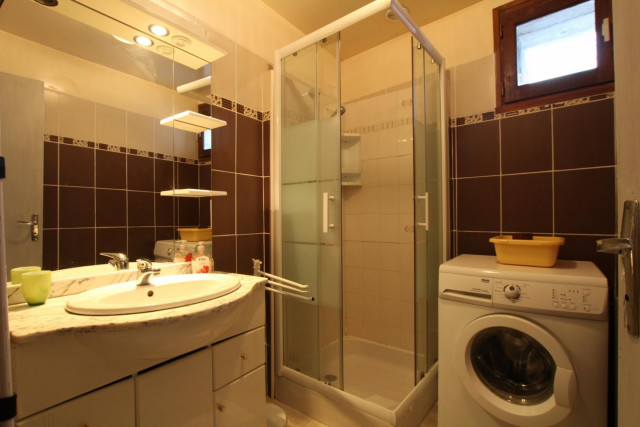 salle d'eau salle d'eau spacieuse avec lave linge