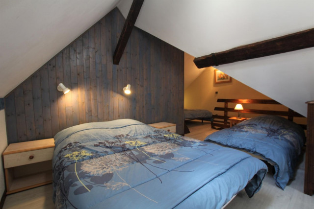 chambre 2  2 lits en 140 et 1 en 90.