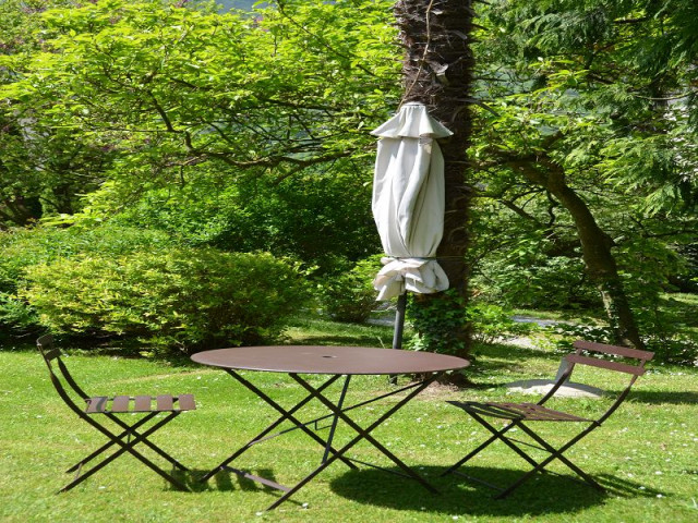 Gîte La Cabane_table-jardin